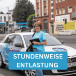 Olga (Pflegefachkraft) steht vor dem Pflegedienst Stern Auto in Kassel