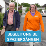 Betreuerin / Haushaltshilfe beim Spazieren mit Senior