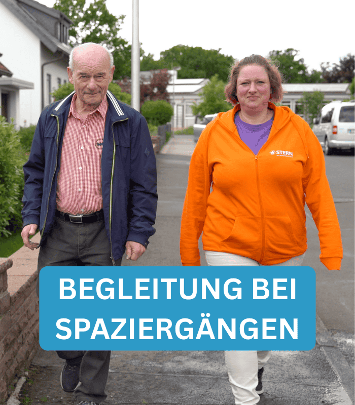 Betreuerin / Haushaltshilfe beim Spazieren mit Senior