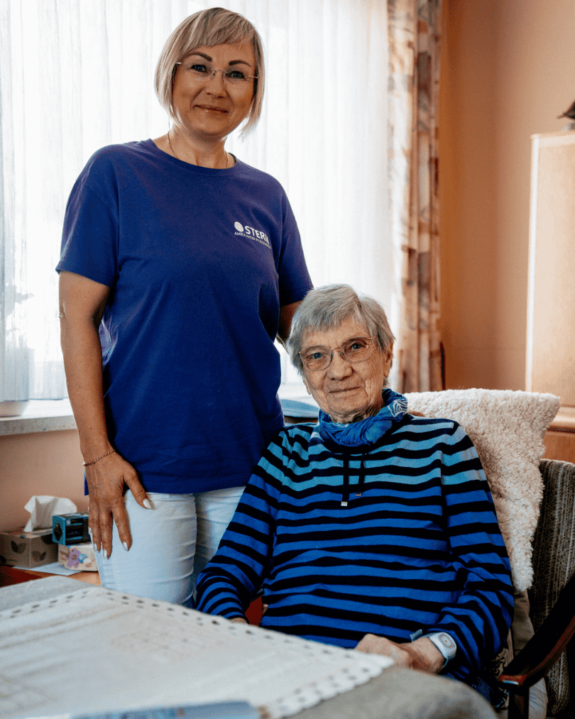 Eine Pflegefachkraft bei einer Klientin in Kassel