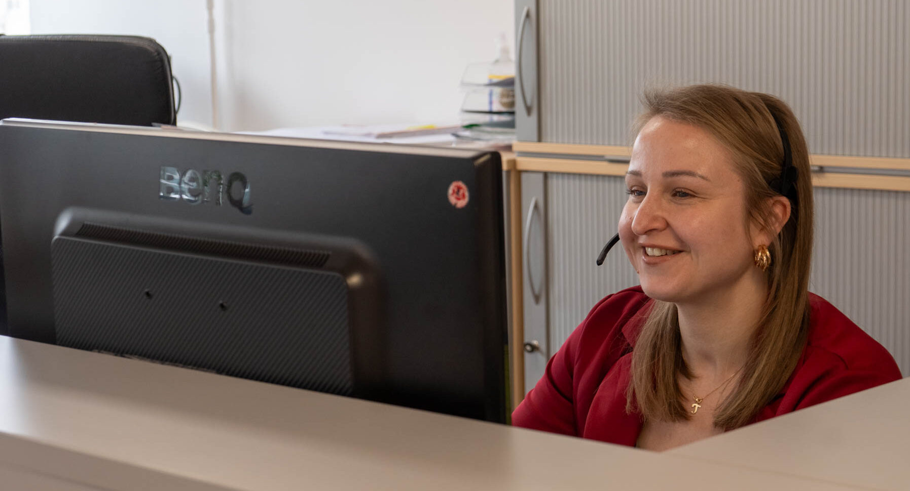 Verwaltungsfachkraft am telefonieren im Büro vom Pflegedienst Stern in Kassel